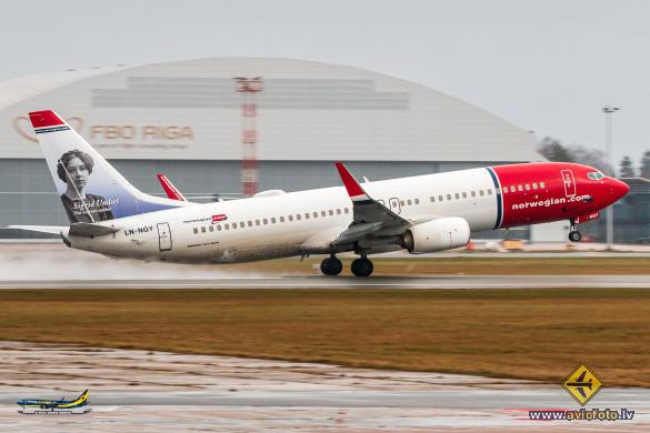 Boeing 737-8JP