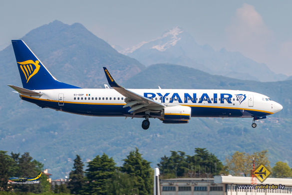 Boeing 737-8AS