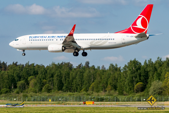 Boeing 737-8F2