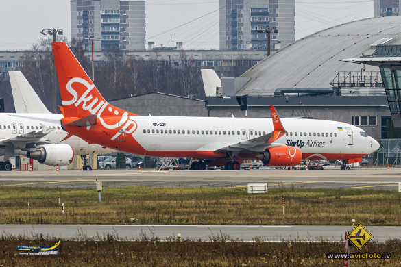 Boeing 737-8H6