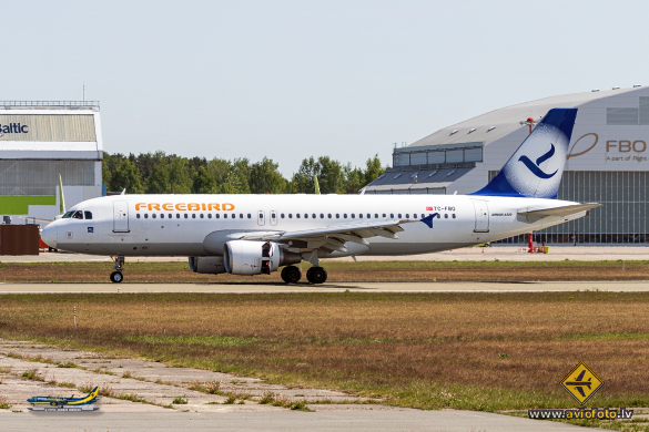 Airbus A320-214