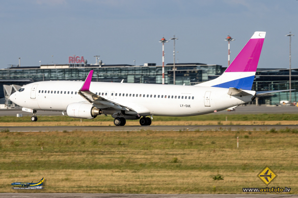Boeing 737-8FE