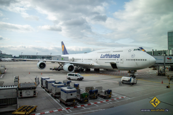 Boeing 747-830