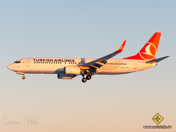 Boeing 737-8F2