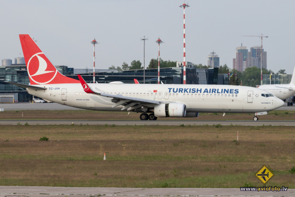 Boeing 737-8F2