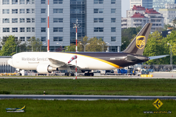 Boeing 767-34AF