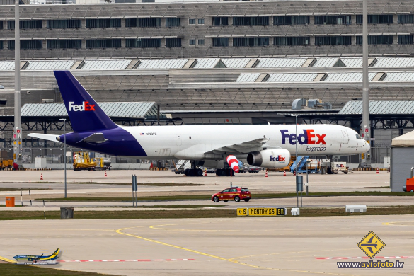 Boeing 757-204(SF)