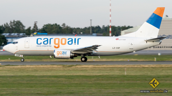 Boeing 737-35B(SF)