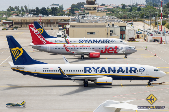 Boeing 737-8AS