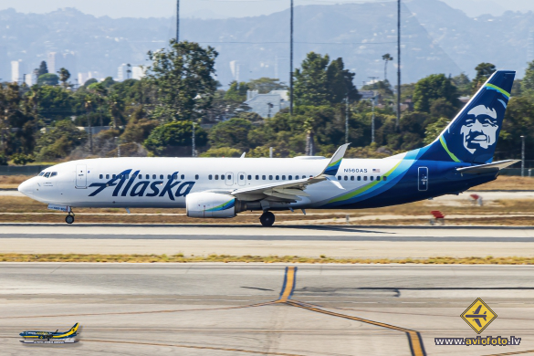 Boeing 737-890