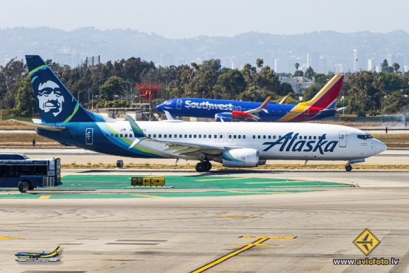 Boeing 737-890