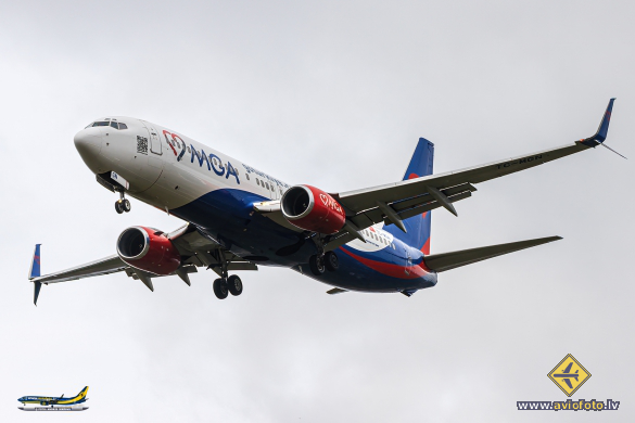 Boeing 737-8S3
