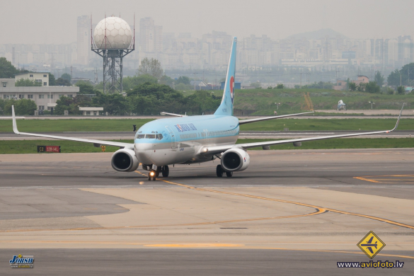 Boeing 737-8B5