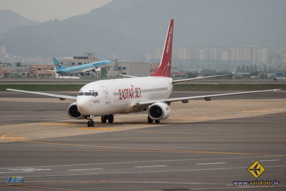 Boeing 737-883