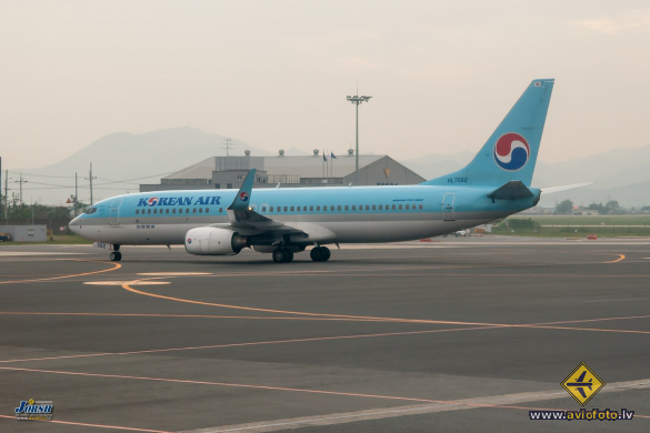 Boeing 737-8B5