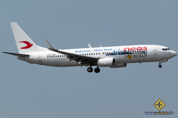 Boeing 737-81M