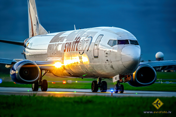 Boeing 737-4Y0(SF)