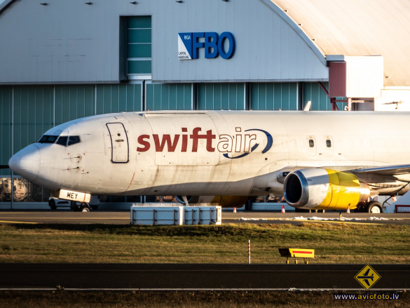 Boeing 737-476(SF)