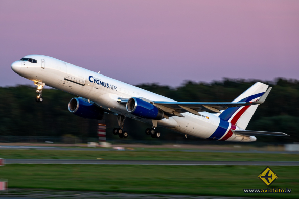 Boeing 757-223(PCF)
