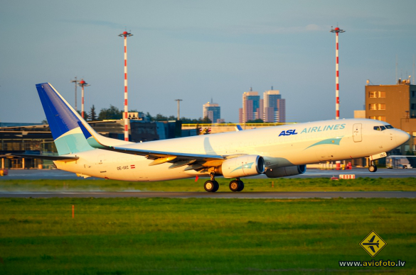 Boeing 737-8AS(BCF)