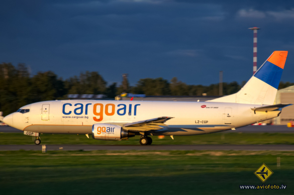 Boeing 737-35B(SF)