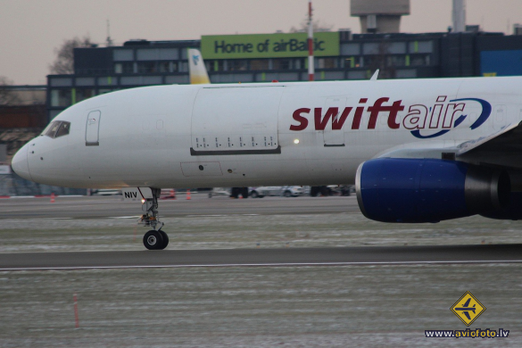 Boeing 757-223(SF)
