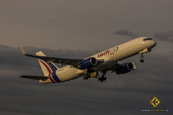 Boeing 757-223(SF)