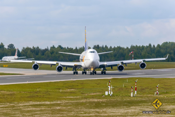 Boeing 747-422