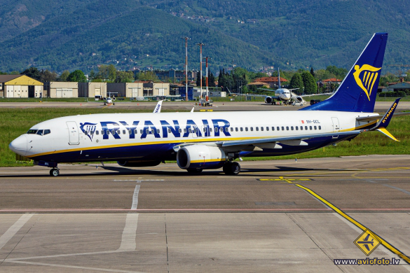 Boeing 737-8AS