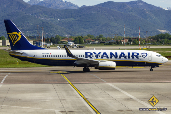 Boeing 737-8AS