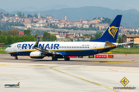 Boeing 737-8AS
