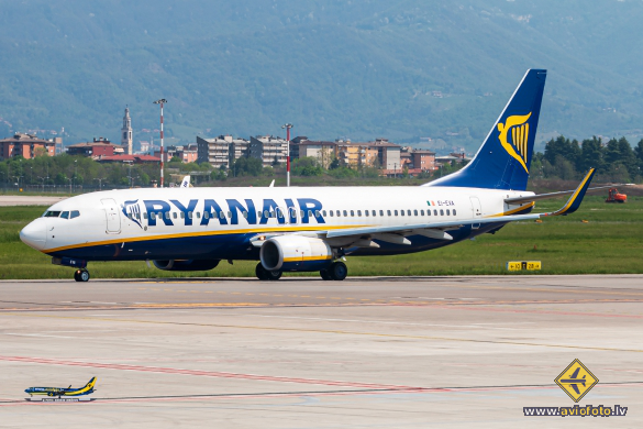 Boeing 737-8AS