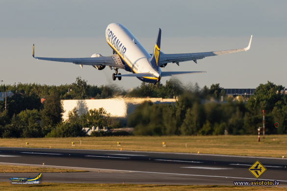 Boeing 737-8AS