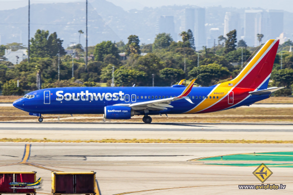 Boeing 737-8H4