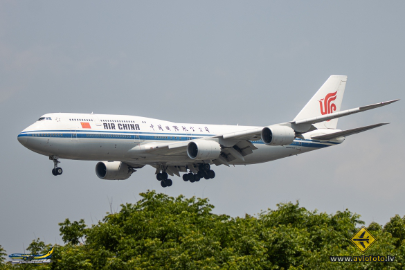 Boeing 747-89L