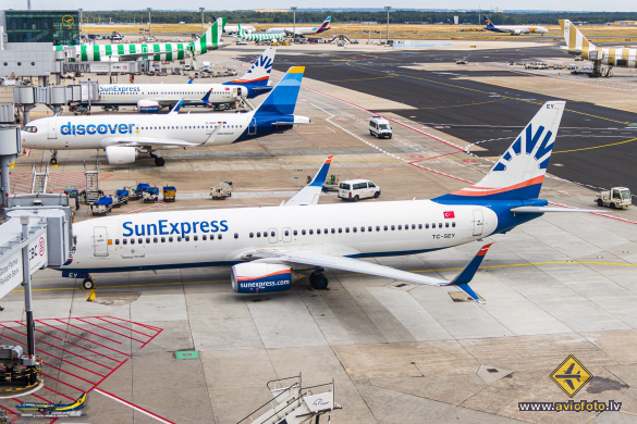 Boeing 737-8HC