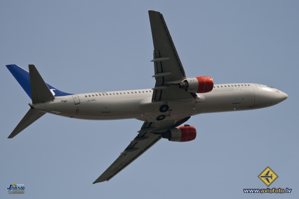 Boeing 737-883