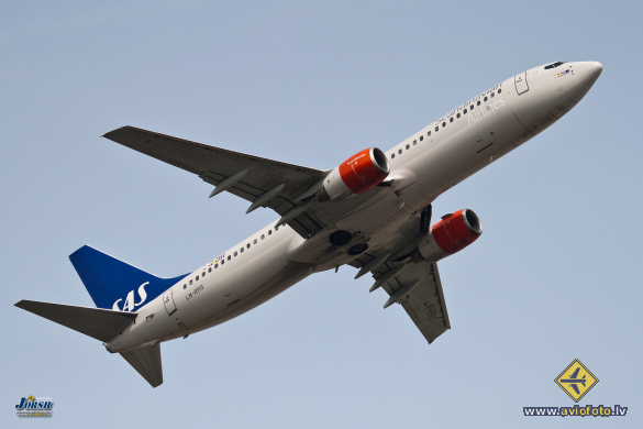 Boeing 737-883
