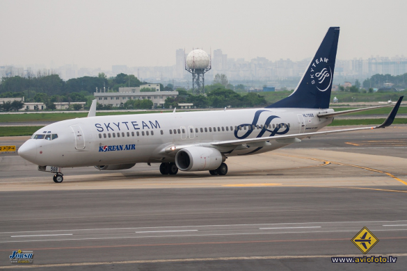 Boeing 737-8B5