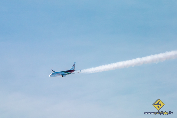 Boeing 737-8B6