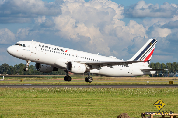 Airbus A320-214