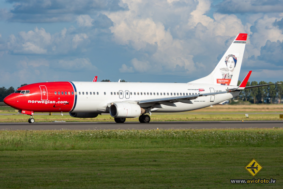 Boeing 737-81M