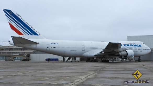Boeing 747-128