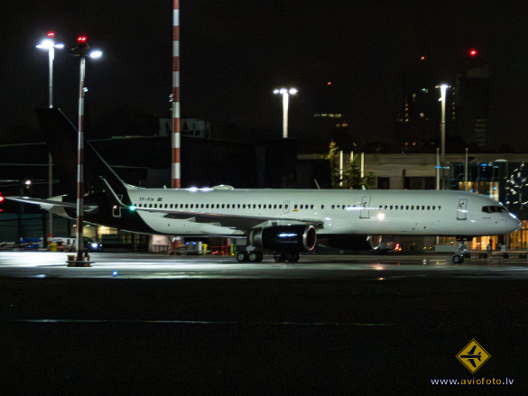 Boeing 757-256