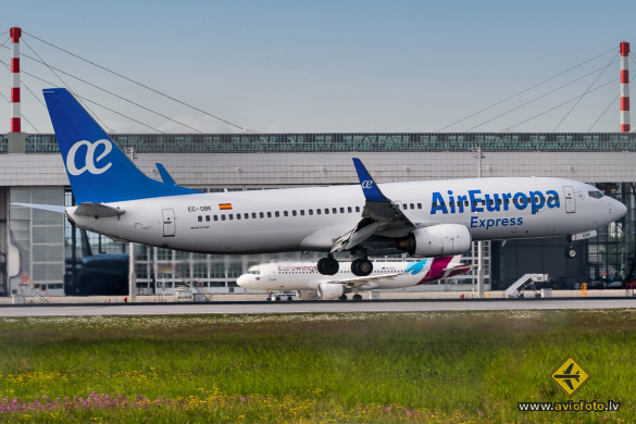 Boeing 737-8GJ