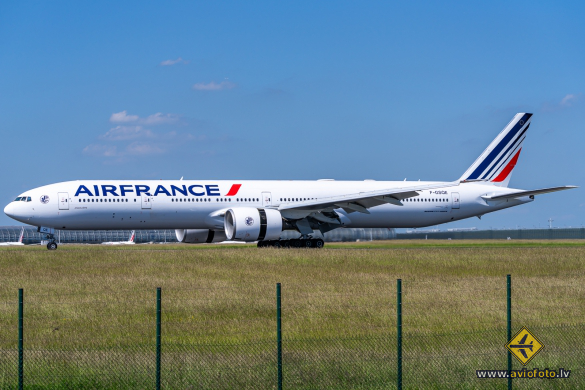 Boeing 777-328/ER