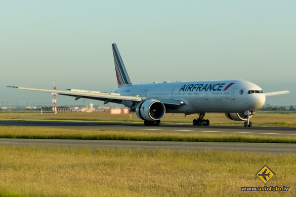 Boeing 777-328/ER