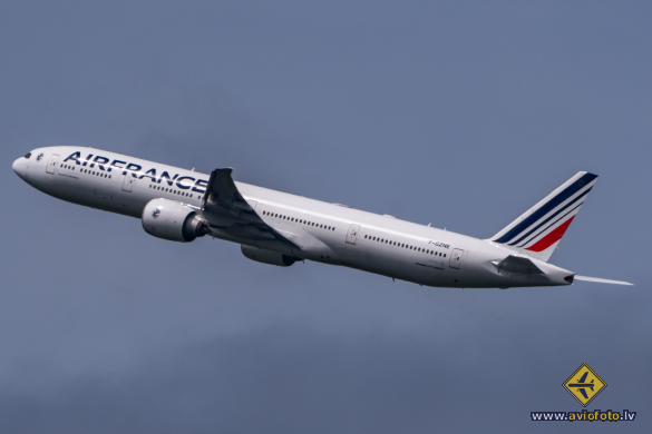 Boeing 777-328/ER