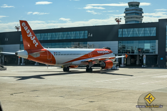 Airbus A320-214