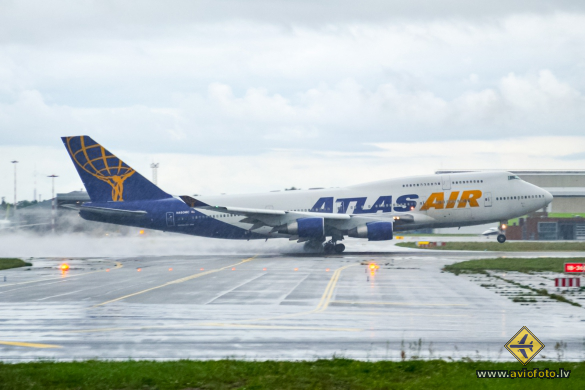 Boeing 747-422